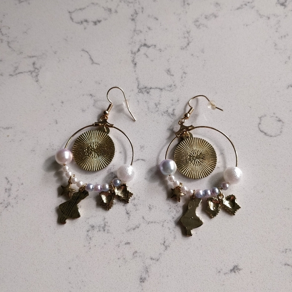 NWOT Alice in Wonderland dangle earrings - Picture 4 of 6